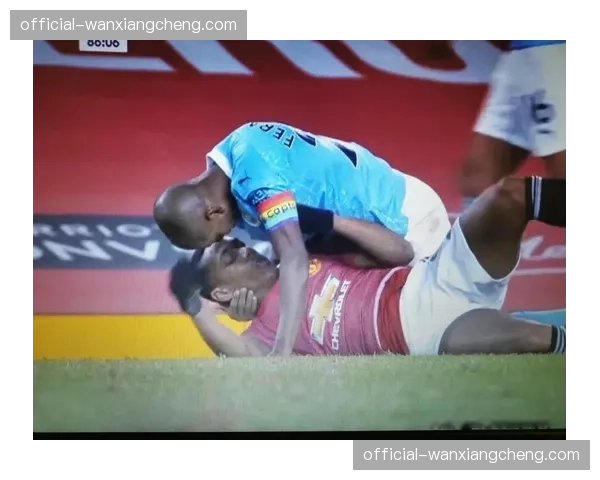 都灵德比爆发冲突，双方球员与教练组在场边对峙